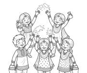 Coloriage Des enfants mignons jouent &agrave; Holi