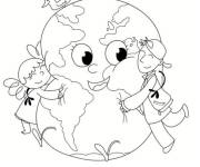 Coloriage et dessins gratuit Gar&ccedil;on et fille c&eacute;l&egrave;brent journ&eacute;e de la Terre à imprimer