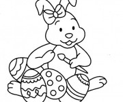 Coloriage Lapine mignonne  en train de décorer les oeufs de Pâques