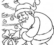 Coloriage Père Noël laisse des cadeaux sous le sapin