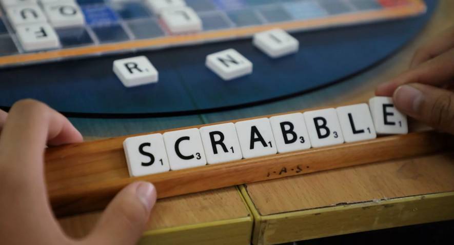Les mots qui disparaissent du Scrabble 2023 : une liste à connaître