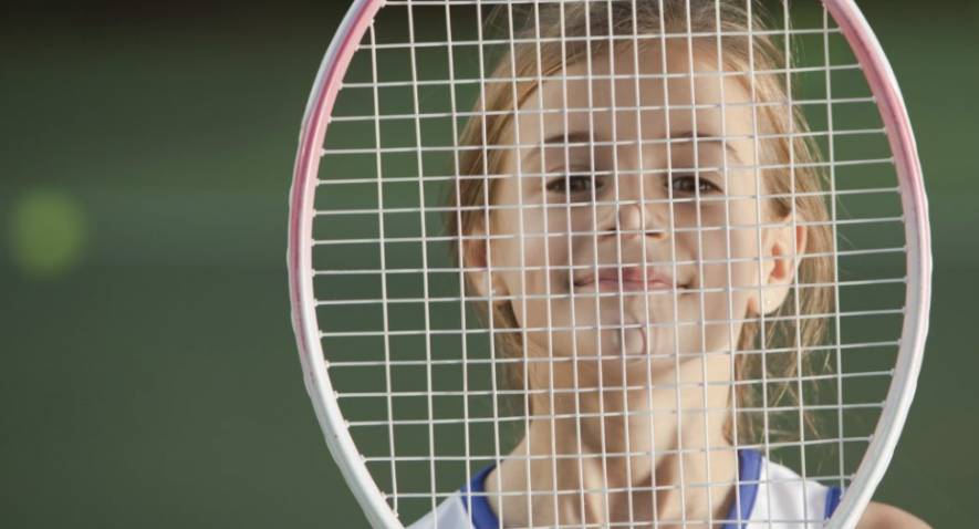 Pourquoi devrions-nous encourager nos enfants à pratiquer le tennis?