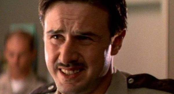 SCREAM 5: David Arquette confirmé pour reprendre son rôle de Dewey Riley dans la suite
