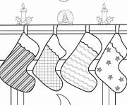 Coloriage Bas de No&euml;l suspendus sur la chemin&eacute;e