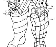 Coloriage Chaussettes de noel avec une poupée et un ours en peluche