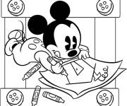 Coloriage et dessins gratuit Bébé Mickey Mouse aime dessiner à imprimer