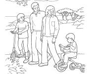 Coloriage Les parents surveillent leur fils sur vélo