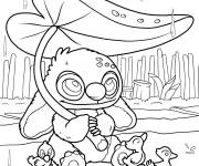 Coloriage Kawaii Stitch tient une feuille pour les canetons