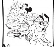 Coloriage et dessins gratuit Mickey décore Le Sapin de Noel à imprimer