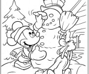 Coloriage Micky construit le bonhomme de Neige Noel