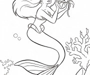 Coloriage Princesse Ariel tient une fleur aquatique