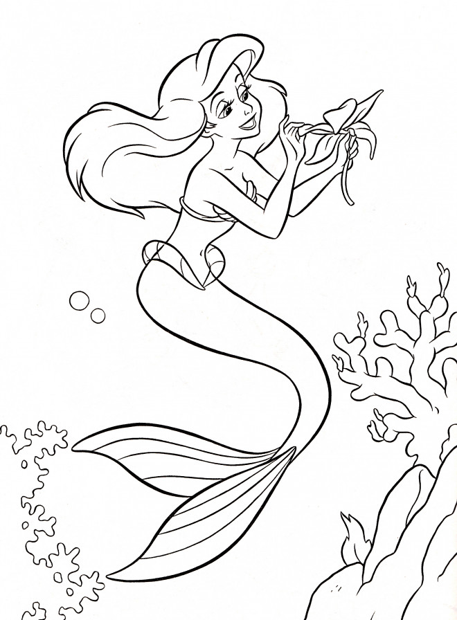 Coloriage et dessins gratuits Princesse Ariel tient une fleur aquatique à imprimer