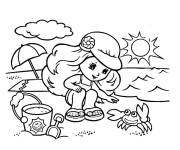 Coloriage Petite fille s'amuse avec un crabe sur la plage