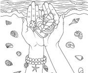 Coloriage Un enfant tient des coquillages dans ses mains sur la plage