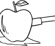 Coloriage Couper la pomme avec le couteau