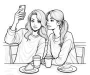 Coloriage Deux adolescentes prennent un selfie au repas