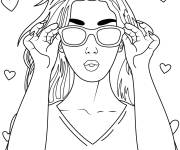 Coloriage Une adolescente qui porte ses lunettes de soleil &eacute;l&eacute;gantes