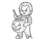 Coloriage Chucky en d&eacute;corant le citrouille de Halloween