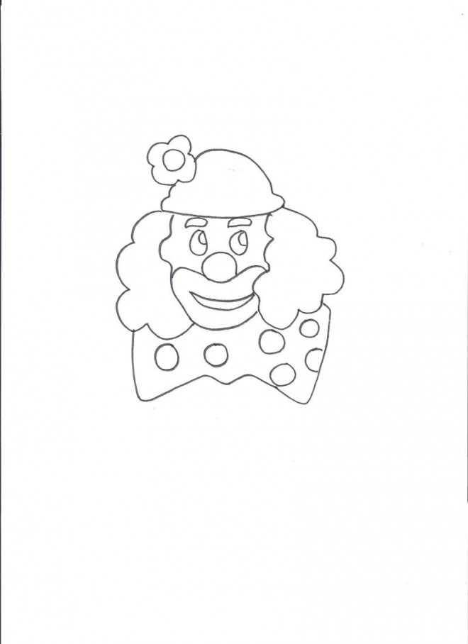 Coloriage et dessins gratuits Un clown avec  un gros noeud à imprimer