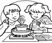 Coloriage Les enfants pr&eacute;parent le d&icirc;ner