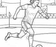 Coloriage Sc&egrave;ne de Erling Haaland en course avec le ballon