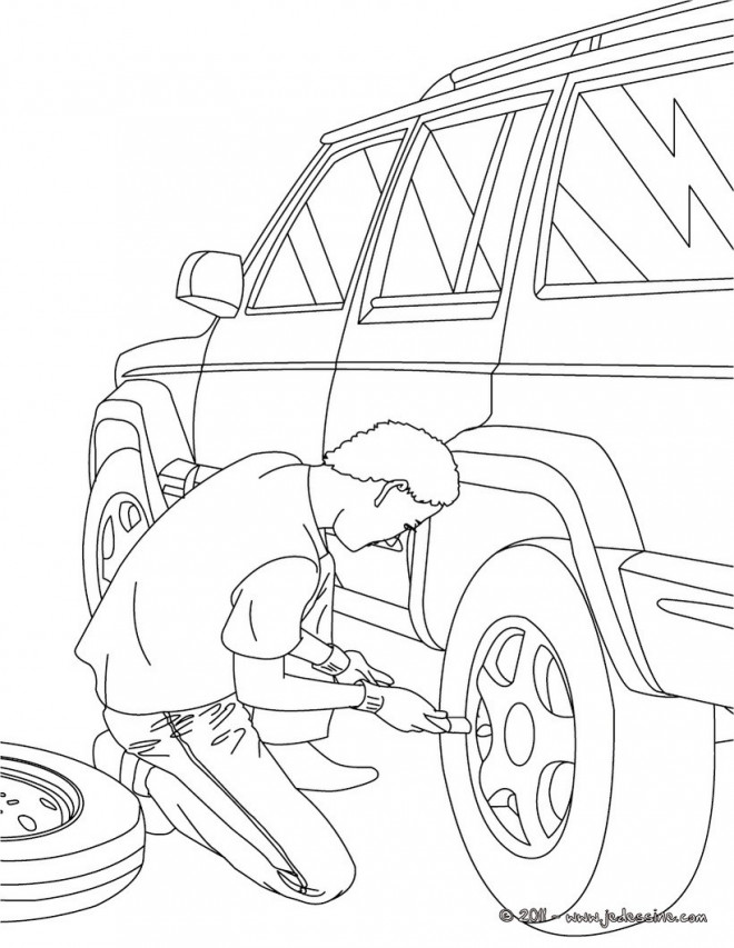 Coloriage et dessins gratuits Mécanicien change la roue d'une voiture à imprimer