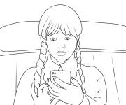 Coloriage Mercredi Addams consulte son t&eacute;l&eacute;phone