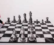 Coloriage Un artiste en dessinant le jeu d'&eacute;checs