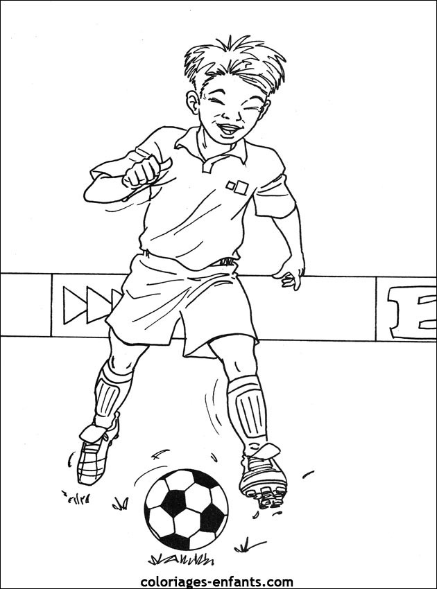 Coloriage et dessins gratuits Joueur de foot sur le terrain à imprimer