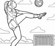 Coloriage Joueur féminine de foot tire le ballon
