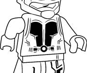 Coloriage Lego Ant-Man marche lentement