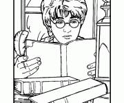 Coloriage Harry Potter lit un livre