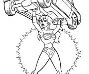 Coloriage Wonder Woman l'h&eacute;ro&iuml;ne levant une voiture