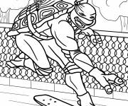 Coloriage Ninja Tortue sur une planche à roulettes